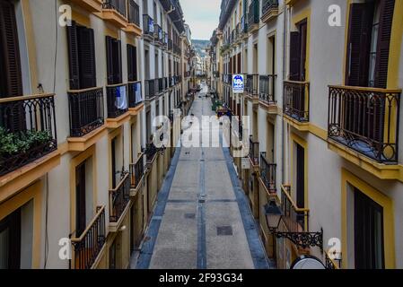 San Sebastian, Spanien - 10. Jan 2021: Die engen Gassen und Pintxo Bars von Parte Vieja am frühen Morgen Stockfoto