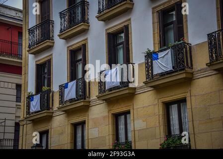 San Sebastian, Spanien - 10. Jan 2021: Die engen Gassen und Pintxo Bars von Parte Vieja am frühen Morgen Stockfoto