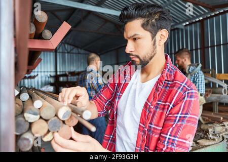 Handwerker oder Lagerangestellter während der Bestandskontrolle im Material Lager einer Schlosserei Stockfoto