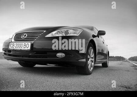 Tschernihiw, Ukraine - 5. November 2018: Die Front eines Lexus-Autos. Schwarzweiß-Foto. Blick auf das Auto von unten Stockfoto