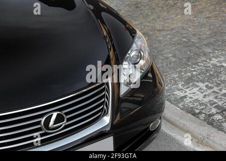 Tschernihiv, Ukraine - 5. November 2018: Schwarzes Lexus-Auto auf Asphalt. Nahaufnahme des Autos Stockfoto