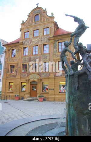 Schöne alte Apothekerei, mit kunstvoll geformten Brunnen, Hauptplatz, Ellwangen, Baden-Württemberg, Deutschland Stockfoto