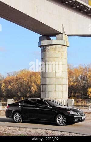 Tschernihiv, Ukraine - 5. November 2018: Schwarzes Auto Lexus es 350 auf dem Hintergrund der Brücke Stockfoto