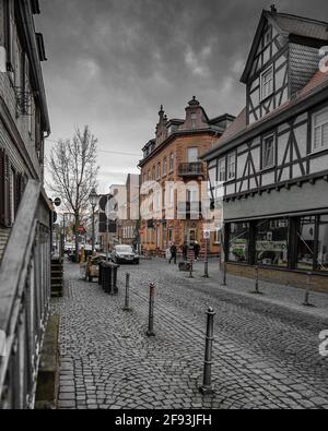 Büdingen, DEUTSCHLAND - 10. Apr 2021: Die schöne Altstadt von Büdingen. Mitten in Hessen liegt diese wunderschöne Stadt. Stockfoto