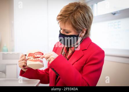 Schottlands erste Ministerin Nicola Sturgeon, Vorsitzende der Scottish National Party (SNP), während eines Besuchs im Thornliebank Dental Care Center in Glasgow während des Wahlkampfs. Schottland hält seine nächsten Parlamentswahlen am 6. Mai ab. Bilddatum: Freitag, 16. April 2021. Stockfoto