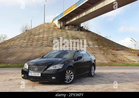 Tschernihiv, Ukraine - 5. November 2018: Schwarzes Auto Lexus es 350 auf dem Hintergrund der Brücke Stockfoto