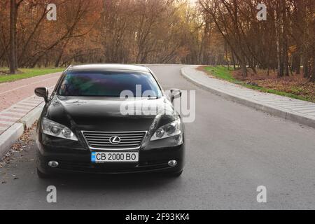 Tschernihiv, Ukraine - 5. November 2018: Lexus es Auto auf der Straße vor dem Hintergrund des Waldes. Vorderansicht des Fahrzeugs Stockfoto