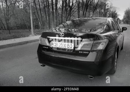 Tschernihiv, Ukraine - 5. November 2018: Lexus es 350 Auto auf der Straße. Schwarzweiß-Foto Stockfoto