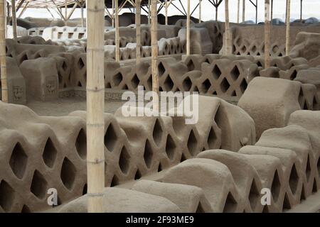 Alte Ruinen in der Schlammstadt Chan Chan und Huanchaco in Trujillo, Peru Stockfoto