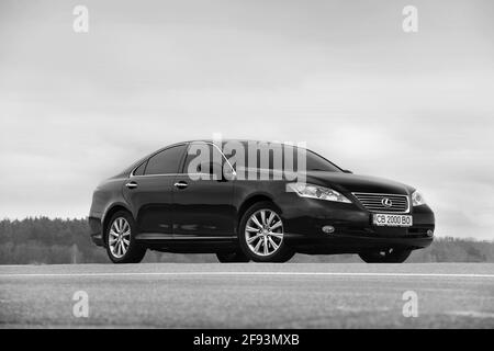 Tschernihiv, Ukraine - 5. November 2018: Auto Lexus es 350 auf dem Hintergrund des Feldes und des Himmels. Schwarzweiß-Foto Stockfoto