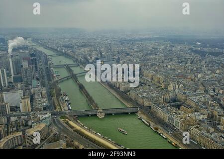 Paris, Frankreich - 27. Februar 2018 : Luftpanorama von Paris Frankreich vom Eiffelturm aus Stockfoto