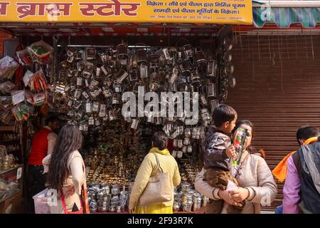 Haridwar, Uttarakhand, Indien - Februar 2021 : EINE Ansicht der Straße oder des lokalen Marktes in Haridwar Stadt nahe Har KI Pauri Ghat während Kumbh mela. Stockfoto