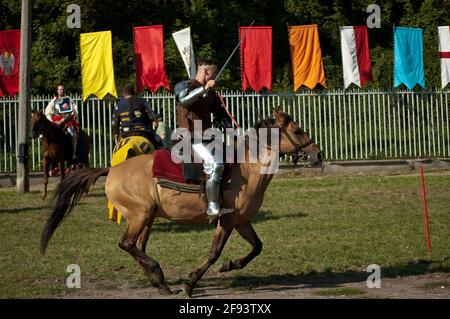 ritter auf dem Pferd mit aufgehobenem Schwert Stockfoto