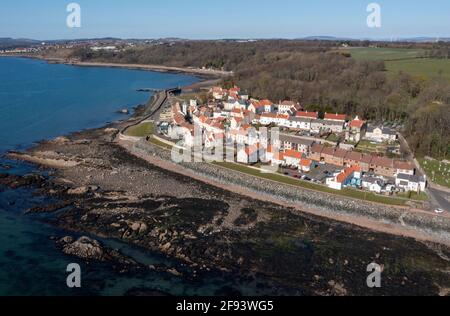 Luftaufnahme von West Wemyss, einem kleinen Fischerdorf an der Küste von Fife, Schottland, Vereinigtes Königreich. Stockfoto