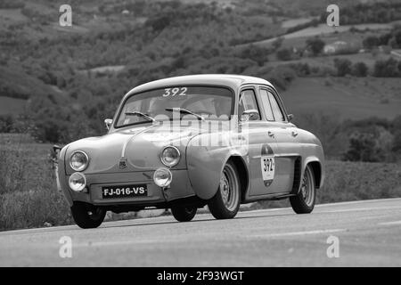 CAGLI, ITALIEN - 24. Mär 2021: CAGLI , ITALIEN - OTT 24 - 2020 : RENAULT DAUPHINE 1957 auf einem alten Rennwagen in Rallye Mille Miglia 2020 der berühmte italiener Stockfoto