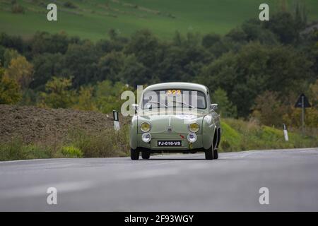 CAGLI, ITALIEN - 24. Mär 2021: CAGLI , ITALIEN - OTT 24 - 2020 : RENAULT DAUPHINE 1957 auf einem alten Rennwagen in Rallye Mille Miglia 2020 der berühmte italiener Stockfoto