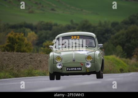 CAGLI, ITALIEN - 24. Mär 2021: CAGLI , ITALIEN - OTT 24 - 2020 : RENAULT DAUPHINE 1957 auf einem alten Rennwagen in Rallye Mille Miglia 2020 der berühmte italiener Stockfoto