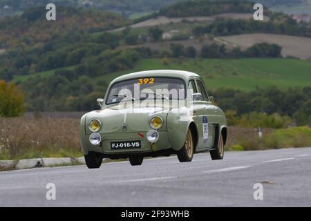 CAGLI, ITALIEN - 24. Mär 2021: CAGLI , ITALIEN - OTT 24 - 2020 : RENAULT DAUPHINE 1957 auf einem alten Rennwagen in Rallye Mille Miglia 2020 der berühmte italiener Stockfoto