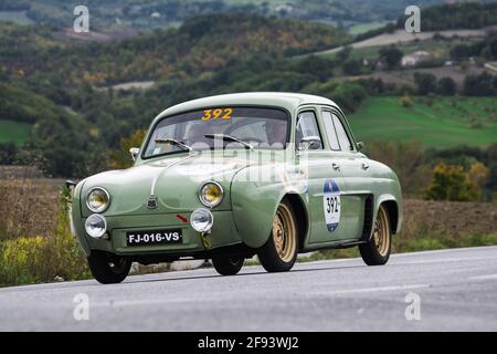 CAGLI, ITALIEN - 24. Mär 2021: CAGLI , ITALIEN - OTT 24 - 2020 : RENAULT DAUPHINE 1957 auf einem alten Rennwagen in Rallye Mille Miglia 2020 der berühmte italiener Stockfoto