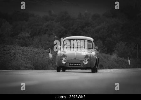 CAGLI, ITALIEN - 24. Mär 2021: CAGLI , ITALIEN - OTT 24 - 2020 : RENAULT DAUPHINE 1957 auf einem alten Rennwagen in Rallye Mille Miglia 2020 der berühmte italiener Stockfoto