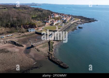 Luftaufnahme von West Wemyss, einem kleinen Fischerdorf an der Küste von Fife, Schottland, Vereinigtes Königreich. Stockfoto