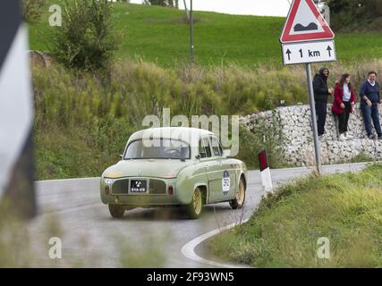 CAGLI, ITALIEN - 24. Mär 2021: CAGLI , ITALIEN - OTT 24 - 2020 : RENAULT DAUPHINE 1957 auf einem alten Rennwagen in Rallye Mille Miglia 2020 der berühmte italiener Stockfoto