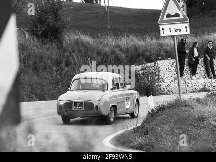 CAGLI, ITALIEN - 24. Mär 2021: CAGLI , ITALIEN - OTT 24 - 2020 : RENAULT DAUPHINE 1957 auf einem alten Rennwagen in Rallye Mille Miglia 2020 der berühmte italiener Stockfoto