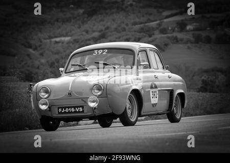 CAGLI, ITALIEN - 24. Mär 2021: CAGLI , ITALIEN - OTT 24 - 2020 : RENAULT DAUPHINE 1957 auf einem alten Rennwagen in Rallye Mille Miglia 2020 der berühmte italiener Stockfoto