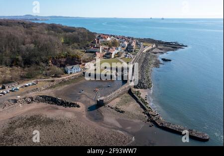 Luftaufnahme von West Wemyss, einem kleinen Fischerdorf an der Küste von Fife, Schottland, Vereinigtes Königreich. Stockfoto