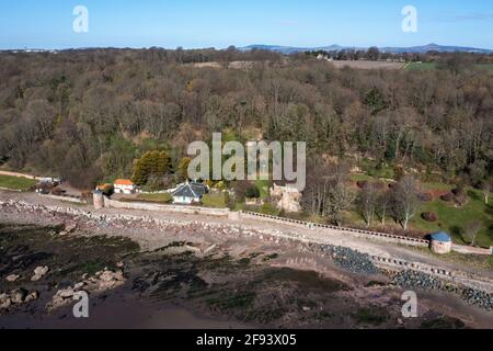 Luftaufnahme von West Wemyss, einem kleinen Fischerdorf an der Küste von Fife, Schottland, Vereinigtes Königreich. Stockfoto