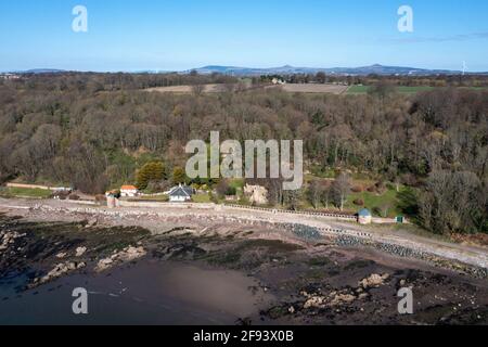 Luftaufnahme von West Wemyss, einem kleinen Fischerdorf an der Küste von Fife, Schottland, Vereinigtes Königreich. Stockfoto