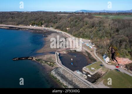 Luftaufnahme von West Wemyss, einem kleinen Fischerdorf an der Küste von Fife, Schottland, Vereinigtes Königreich. Stockfoto