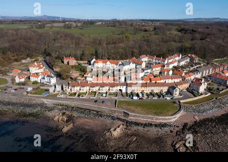 Luftaufnahme von West Wemyss, einem kleinen Fischerdorf an der Küste von Fife, Schottland, Vereinigtes Königreich. Stockfoto