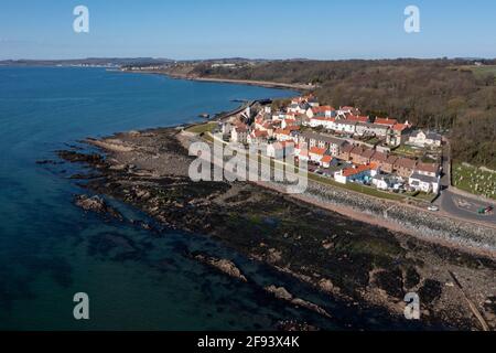 Luftaufnahme von West Wemyss, einem kleinen Fischerdorf an der Küste von Fife, Schottland, Vereinigtes Königreich. Stockfoto