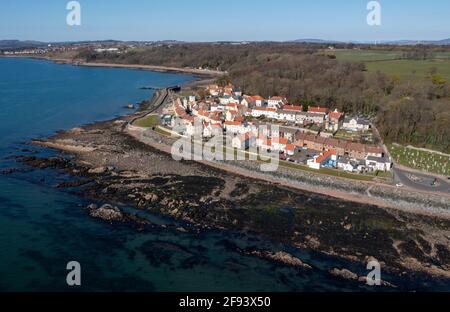 Luftaufnahme von West Wemyss, einem kleinen Fischerdorf an der Küste von Fife, Schottland, Vereinigtes Königreich. Stockfoto