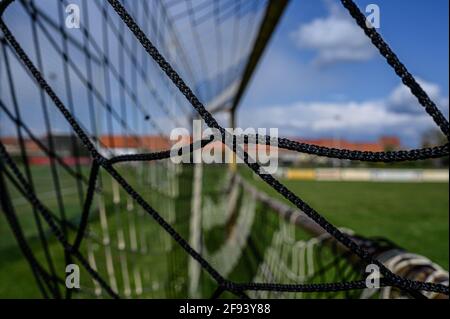 Dettenheim, Deutschland. April 2021. Verwaiste Sportplatz und leeres Tor des FV Liedolsheim bei Karlsruhe. GES/Football/local Sports, Sports facilities in Times of Corona, 04/15/2021 Quelle: dpa/Alamy Live News Stockfoto