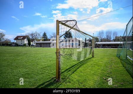 Dettenheim, Deutschland. April 2021. Verwaiste Sportplatz und leeres Tor des FV Liedolsheim bei Karlsruhe. GES/Football/local Sports, Sports facilities in Times of Corona, 04/15/2021 Quelle: dpa/Alamy Live News Stockfoto