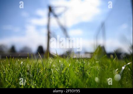 Dettenheim, Deutschland. April 2021. Verwaiste Sportplatz und leeres Tor des FV Liedolsheim bei Karlsruhe. GES/Football/local Sports, Sports facilities in Times of Corona, 04/15/2021 Quelle: dpa/Alamy Live News Stockfoto