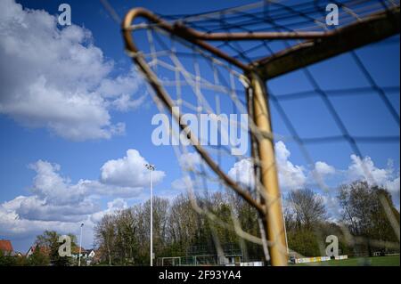 Dettenheim, Deutschland. April 2021. Verwaiste Sportplatz und leeres Tor des FV Liedolsheim bei Karlsruhe. GES/Football/local Sports, Sports facilities in Times of Corona, 04/15/2021 Quelle: dpa/Alamy Live News Stockfoto