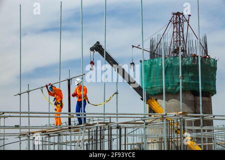 Atyrau/Kasachstan - Mai 21 2012: Modernisierung der Ölraffinerie-Anlage. Industriekletterer auf der Montage von Gerüsten. Konstruktion von Verstärkungskre Stockfoto