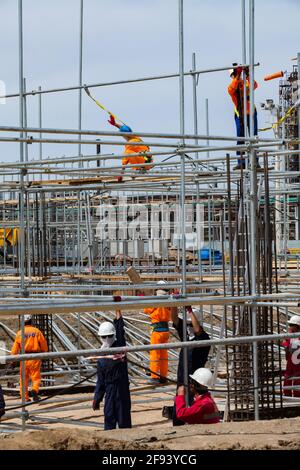 Atyrau/Kasachstan - Mai 21 2012: Modernisierung der Ölraffinerie-Anlage. Konstruktion von Bewehrungsbeton. Industriekletterer auf der Montage von Gerüsten Stockfoto