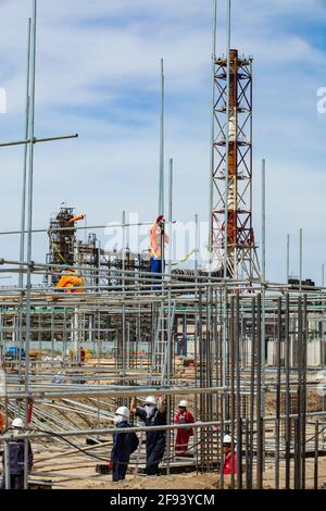 Atyrau/Kasachstan - Mai 21 2012: Renovierung der Ölraffinerie-Anlage. Bau eines Betonuntergeschosses. Industriekletterer bei der Montage von sca Stockfoto