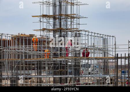 Atyrau/Kasachstan - 21 2012. Mai: Industriekletterer auf der Montage von Gerüsten. Ölraffinerie-Anlage Entwicklung der industriellen Gebäudestruktur. Info Neu Stockfoto