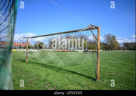 Dettenheim, Deutschland. April 2021. Verwaiste Sportplatz und leeres Tor des FV Liedolsheim bei Karlsruhe. GES/Football/local Sports, Sports facilities in Times of Corona, 04/15/2021 Quelle: dpa/Alamy Live News Stockfoto