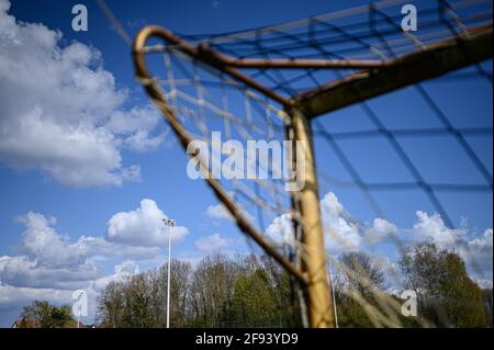 Dettenheim, Deutschland. April 2021. Verwaiste Sportplatz und leeres Tor des FV Liedolsheim bei Karlsruhe. GES/Football/local Sports, Sports facilities in Times of Corona, 04/15/2021 Quelle: dpa/Alamy Live News Stockfoto