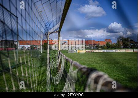 Dettenheim, Deutschland. April 2021. Verwaiste Sportplatz und leeres Tor des FV Liedolsheim bei Karlsruhe. GES/Football/local Sports, Sports facilities in Times of Corona, 04/15/2021 Quelle: dpa/Alamy Live News Stockfoto