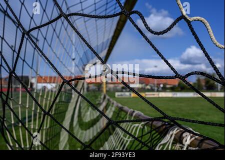 Dettenheim, Deutschland. April 2021. Verwaiste Sportplatz und leeres Tor des FV Liedolsheim bei Karlsruhe. GES/Football/local Sports, Sports facilities in Times of Corona, 04/15/2021 Quelle: dpa/Alamy Live News Stockfoto