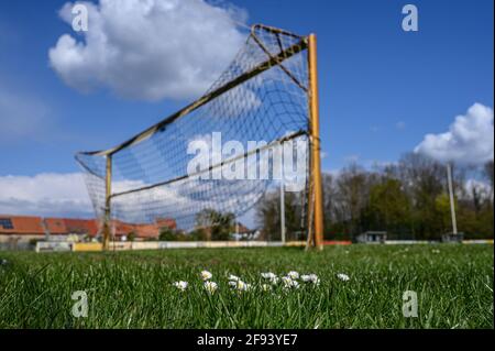 Dettenheim, Deutschland. April 2021. Verwaiste Sportplatz und leeres Tor des FV Liedolsheim bei Karlsruhe. GES/Football/local Sports, Sports facilities in Times of Corona, 04/15/2021 Quelle: dpa/Alamy Live News Stockfoto