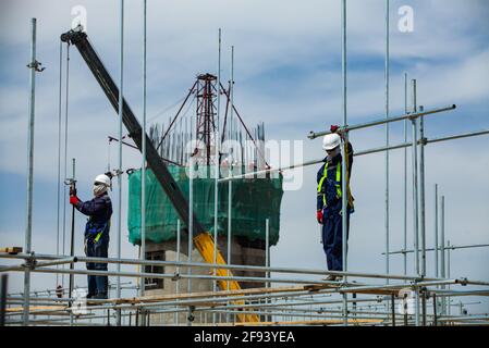 Atyrau/Kasachstan - Mai 21 2012: Modernisierung der Ölraffinerie-Anlage. Industriekletterer auf der Montage von Gerüsten. Konstruktion von Verstärkungskre Stockfoto