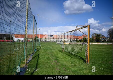 Dettenheim, Deutschland. April 2021. Verwaiste Sportplatz und leeres Tor des FV Liedolsheim bei Karlsruhe. GES/Football/local Sports, Sports facilities in Times of Corona, 04/15/2021 Quelle: dpa/Alamy Live News Stockfoto